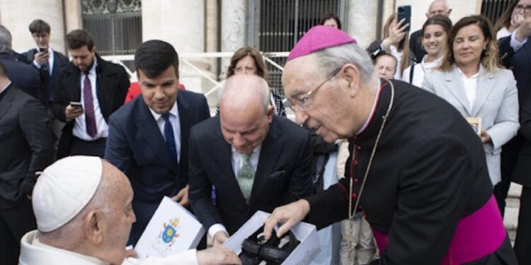 Papa Francisco recebe sapatos portugueses personalizados
