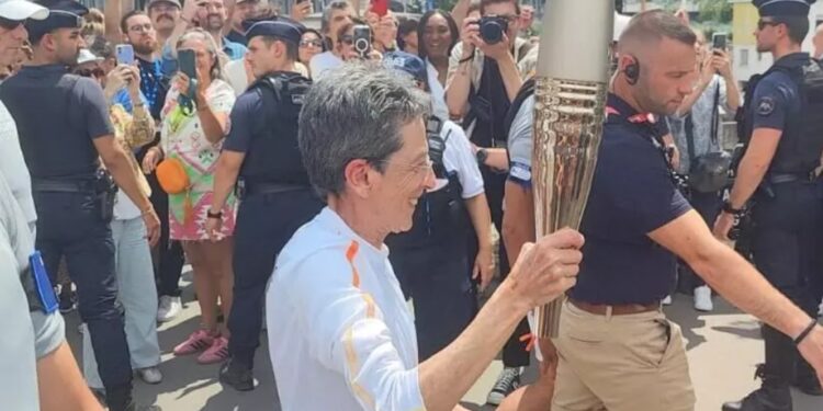 Rosa Mota carrega chama Olímpica em Paris