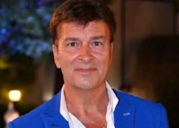 Tony Carreira condecorado em França por Marcelo Rebelo de Sousa