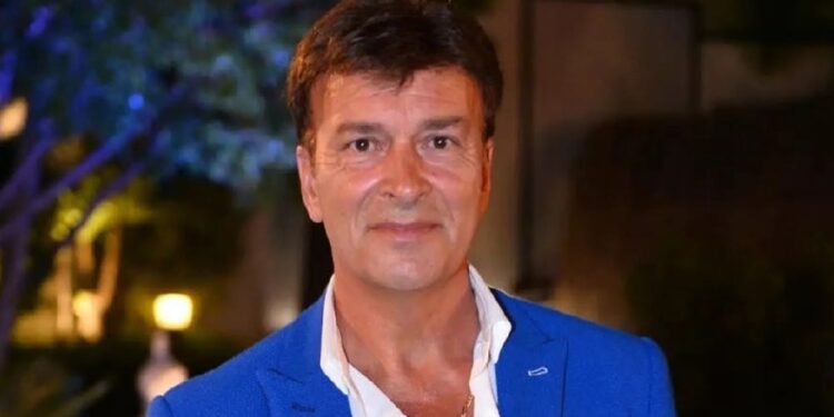 Tony Carreira condecorado em França por Marcelo Rebelo de Sousa