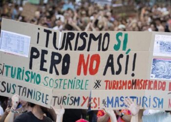 Cerca de 20.000 pessoas protestam contra o turismo de massas na ilha de Maiorca