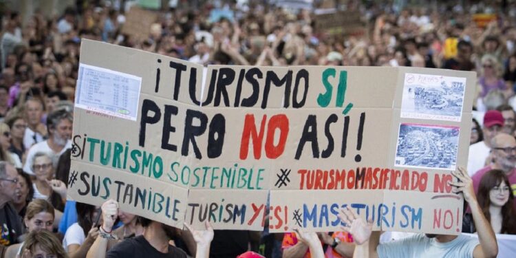 Cerca de 20.000 pessoas protestam contra o turismo de massas na ilha de Maiorca