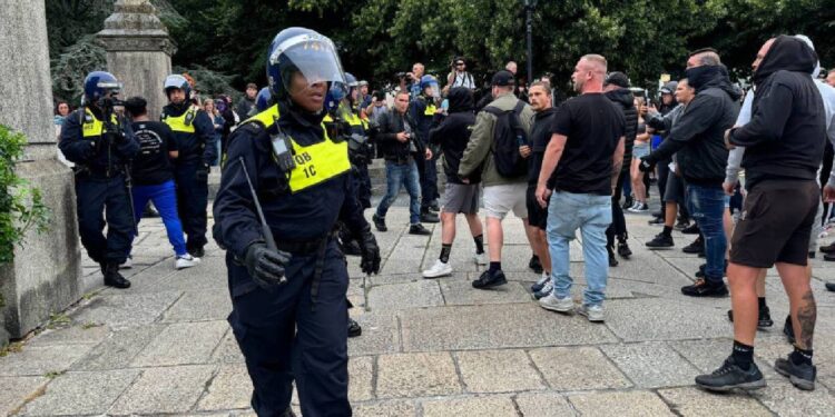 Membros da comunidade portuguesa em Londres dizem-se assustados com violência