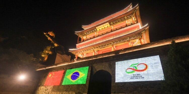 Xi Jinping e Lula trocam mensagens de congratulação pelo 50.º aniversário do estabelecimento de relações diplomáticas China-Brasil