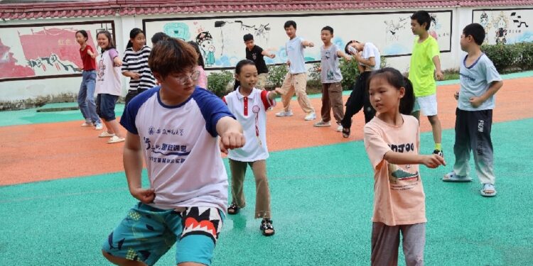 Estudantes de português na China promovem revitalização da educação rural