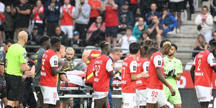 Luso-inglês perdeu os sentidos em pleno jogo em França 11 Luso-inglês perdeu os sentidos em pleno jogo em França