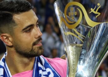 Dois lusodescendentes com a Supertaça na mão