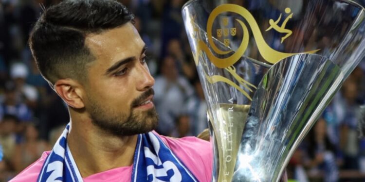 Dois lusodescendentes com a Supertaça na mão