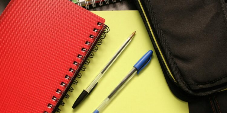 Dominicanos trocam 7,2 milhões de garrafas plásticas por material escolar