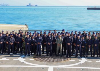 Navio da Marinha Portuguesa larga para missão em África