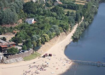 Esta praia fluvial no meio da paisagem verdejante parece saída de um conto de fadas