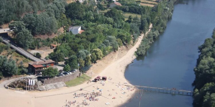 Esta praia fluvial no meio da paisagem verdejante parece saída de um conto de fadas