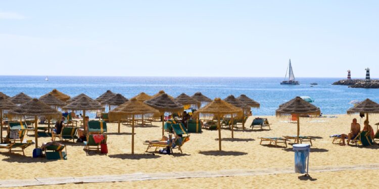 Bandeiras vermelhas nas praias de Vilamoura e Quarteira por possível contaminação