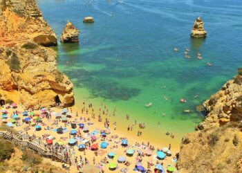 Esta praia algarvia já foi a melhor praia do mundo e continua a ser digna de visita