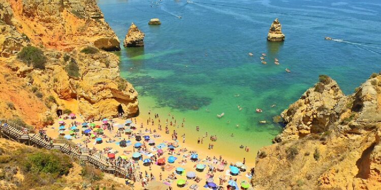 Esta praia algarvia já foi a melhor praia do mundo e continua a ser digna de visita