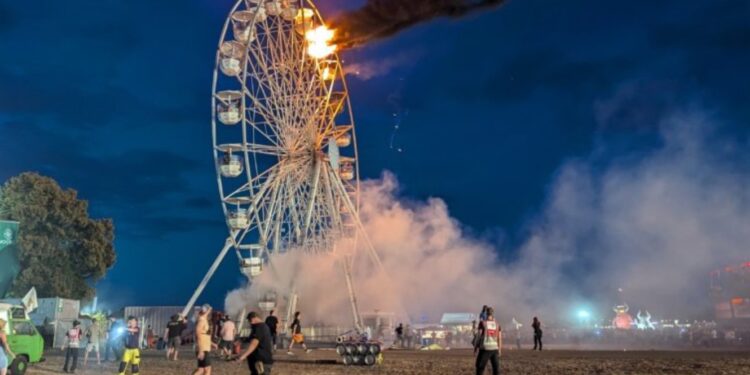 Roda gigante incendeia-se e provoca 30 feridos em festival na Alemanha