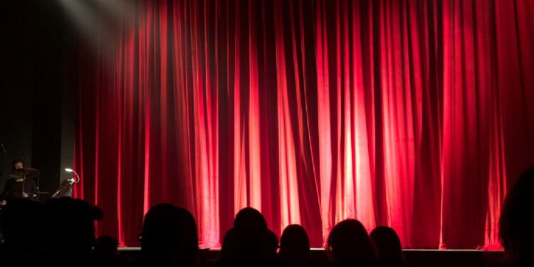 Teatro Extremo estreia 'Combustível' no FestLuso no Brasil