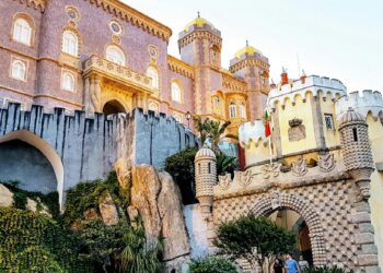 Turismo impulsiona economia, mas dependência "acarreta riscos"