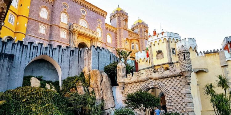 Turismo impulsiona economia, mas dependência "acarreta riscos" 11 Turismo impulsiona economia, mas dependência "acarreta riscos"