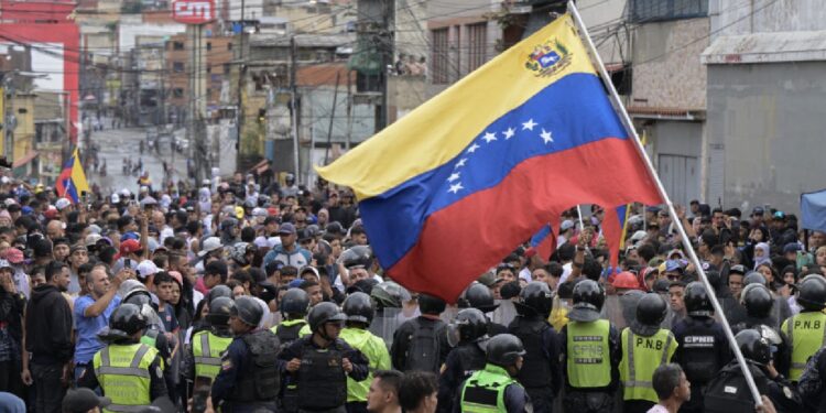 Mundo une-se pela "transparência" na Venezuela