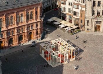 Arte urbana com assinatura portuguesa transforma Praça Dome em Riga