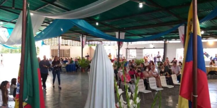 Portugueses na Venezuela pedem a Fátima ajuda em "tempos tão difíceis" 11 Portugueses na Venezuela pedem a Fátima ajuda em "tempos tão difíceis"