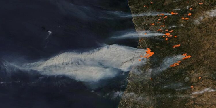 Satélites da NASA mostram nuvem de fumo gigante dos incêndios em Portugal