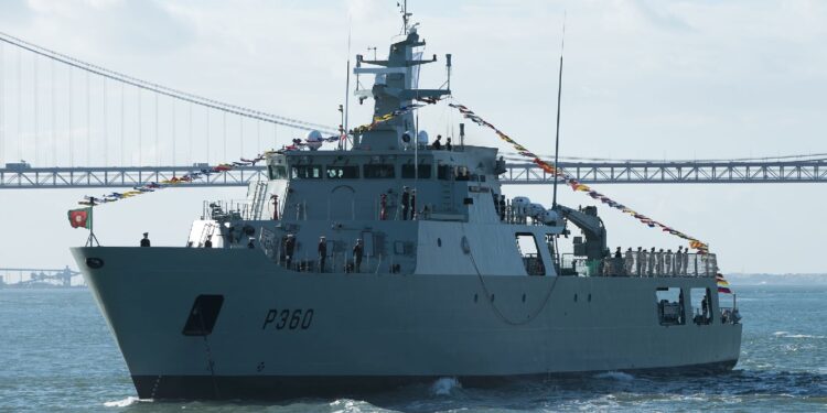 Patrulheiro luso em Bissau para estreitar laços com Marinha de Guerra