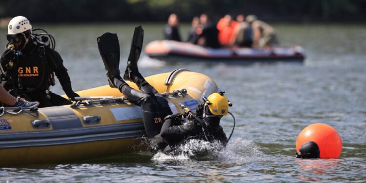 Retomados mergulhos no Douro em busca de duas peças importantes do 'heli'