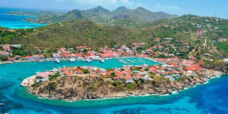 Há uma ilha paradisíaca onde metade da população é portuguesa, come-se bacalhau e ouve-se fado