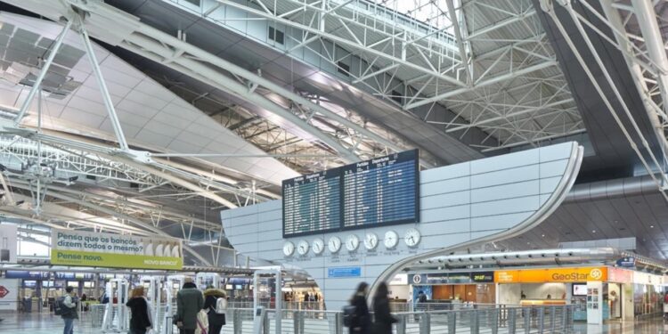 Aeroporto Francisco Sá Carneiro encerrado esta terça-feira