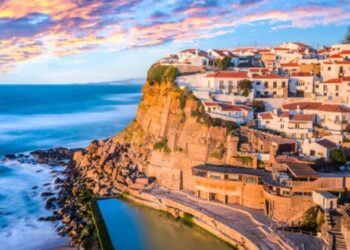 Conhece a piscina de água do mar que está à beira de uma das aldeias mais bonitas de Portugal?