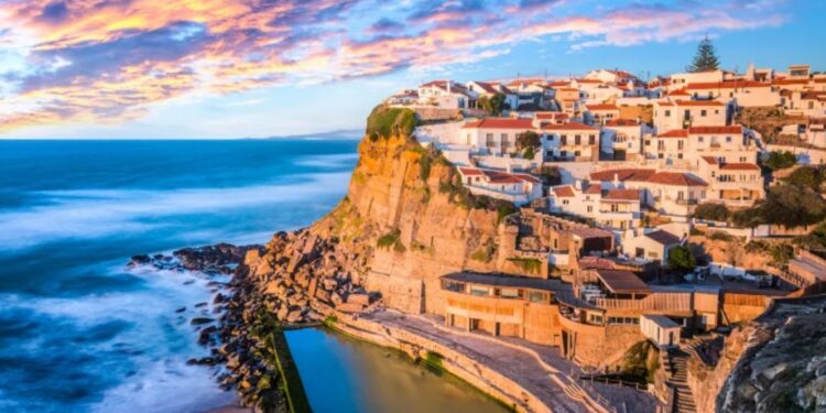 Conhece a piscina de água do mar que está à beira de uma das aldeias mais bonitas de Portugal?