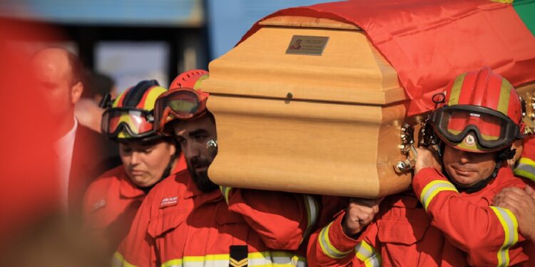“O som da dor” no funeral dos bombeiros de Tábua