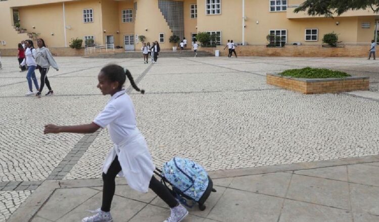 Escola Portuguesa de Luanda melhorou infraestrututuras e terá quadro próprio de docentes