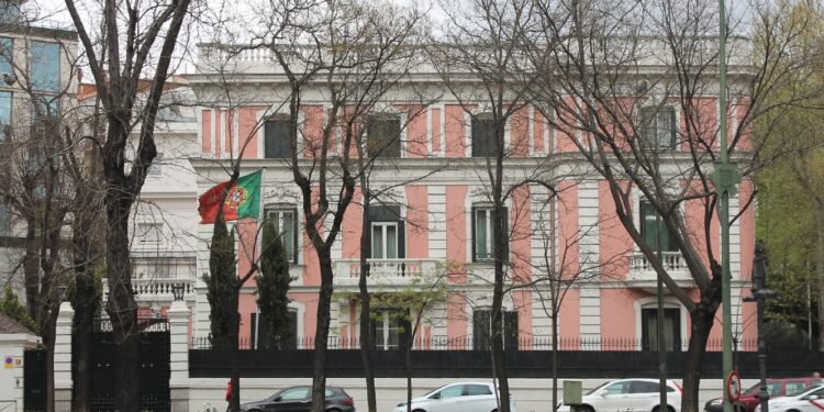 Governo abre 100 vagas para estágios profissionais em embaixadas e representação permanente junto da UE