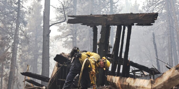Pessoas feridas e casas consumidas por incêndio na Califórnia 11 Pessoas feridas e casas consumidas por incêndio na Califórnia