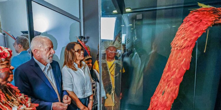 Indígenas brasileiros reencontram manto sagrado após 335 anos na Europa