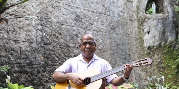 Timor-Leste: Padre Adérito Costa compõe música a agradecer visita de Papa 11 Timor-Leste: Padre Adérito Costa compõe música a agradecer visita de Papa
