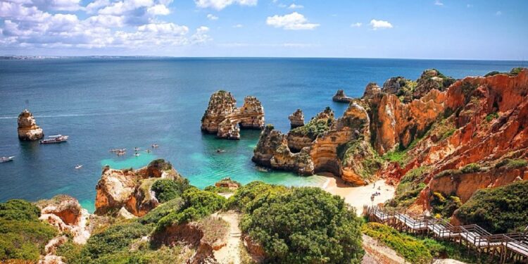 Praia do Camilo é uma das praias mais bonitas do Algarve