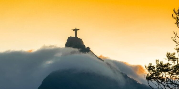 Países lusófonos melhoram nas classificações de relatório sobre democracia