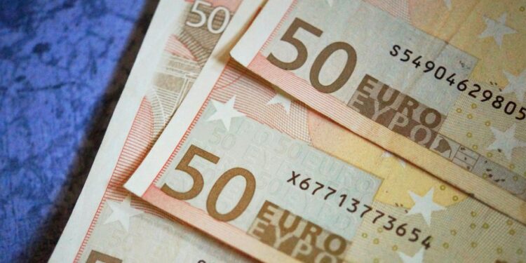 Salário mínimo acelera mais do que remuneração média e encurta distância 11 Salário mínimo acelera mais do que remuneração média e encurta distância