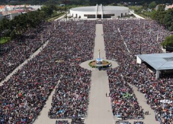 O turismo religioso rende 270 milhões de euros a uma cidade, mas o que é que os devotos procuram?