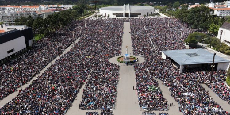 O turismo religioso rende 270 milhões de euros a uma cidade, mas o que é que os devotos procuram?
