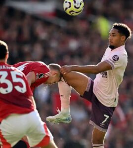 Arrepiante: Joelhada deixou jogador com a cabeça neste estado 20 Arrepiante: Joelhada deixou jogador com a cabeça neste estado