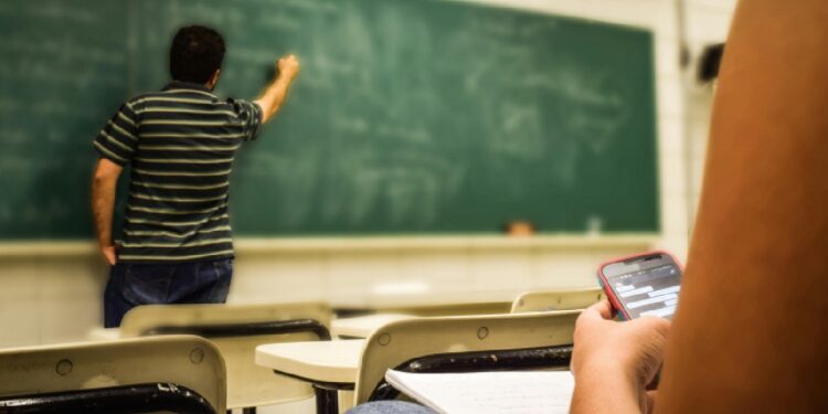 Aprovado diploma que apoia mais alunos imigrantes e avalia leitura das crianças