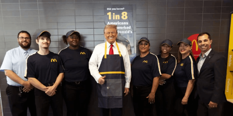 Trump trabalhou no McDonald's e há (muitas) imagens 11 Trump trabalhou no McDonald's e há (muitas) imagens