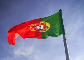 Retirada bandeira portuguesa de navio com explosivos para Israel