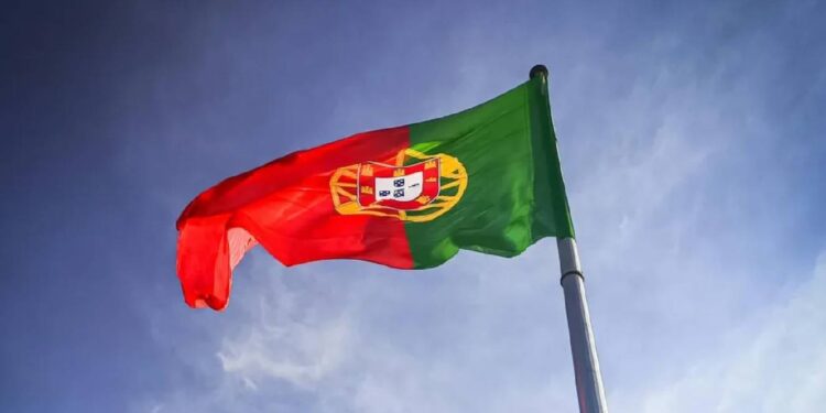 Retirada bandeira portuguesa de navio com explosivos para Israel