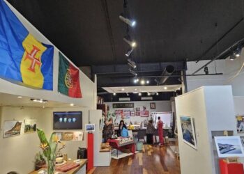 Austrália: Exposição de fotografia de madeirense mostra Região e apoia deficientes visuais